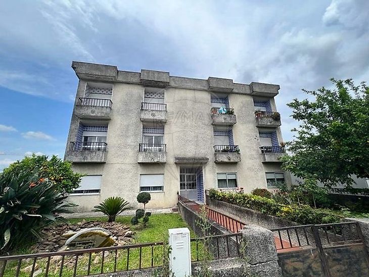 Fachada exterior do prédio residencial em Real Braga