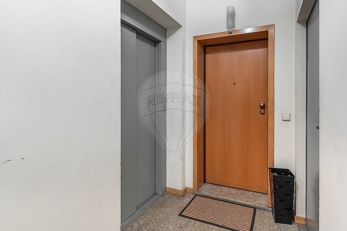 Acessos e elevador moderno em edifício de apartamentos em Braga
