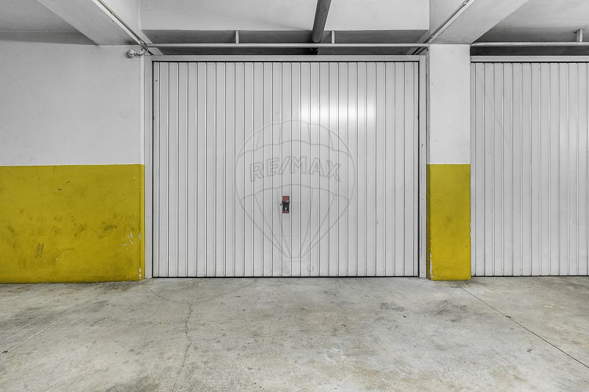 Interior de garagem privativa segura para viaturas em Celeirós