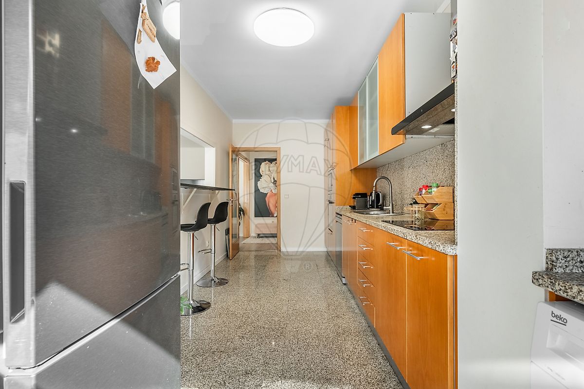 Cozinha funcional com zona de lavandaria integrada em Celeirós