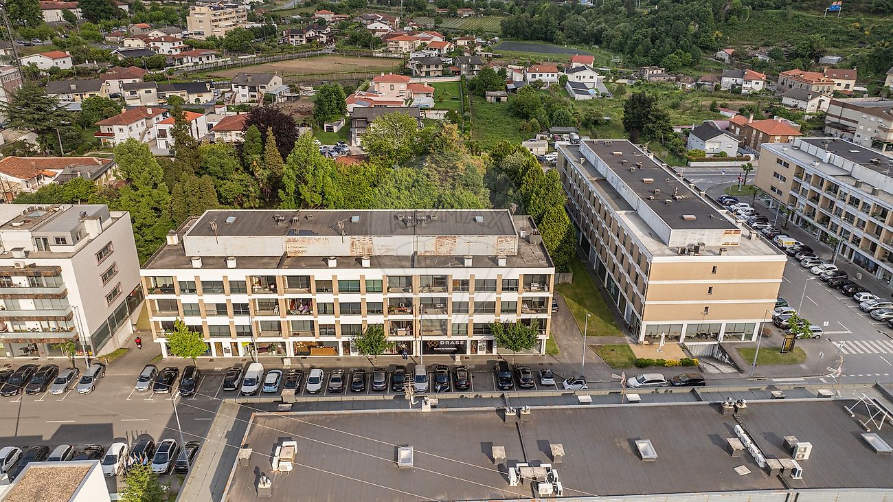 Fachada do prédio com apartamento T3 para venda em Celeirós Braga