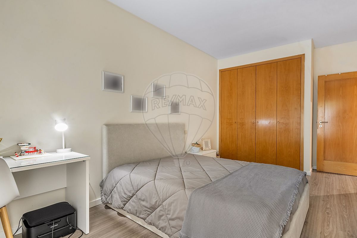 Interior cuidado de quarto em apartamento T3 para venda em Celeirós