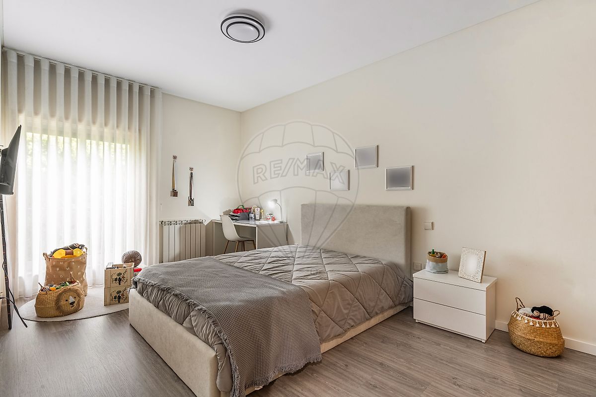 Quarto espaçoso com chão flutuante e luz natural em Braga
