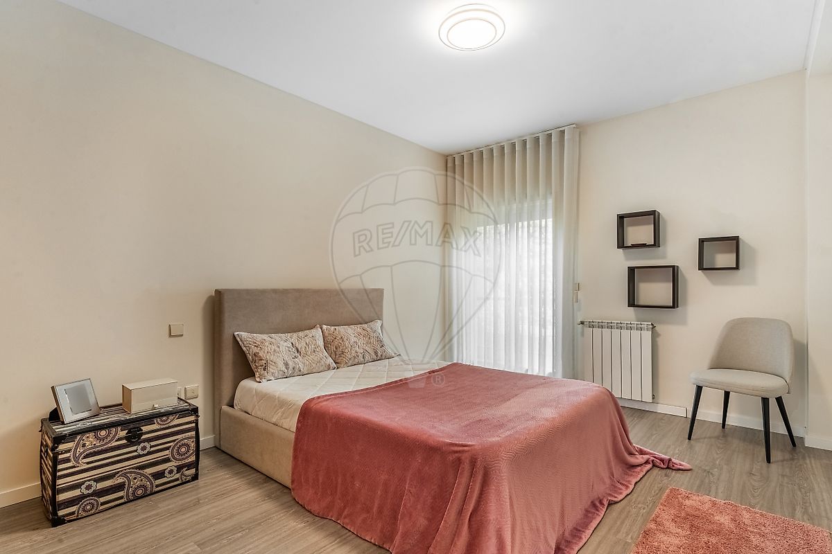 Quarto secundário de apartamento T3 em Celeirós com roupeiro embutido