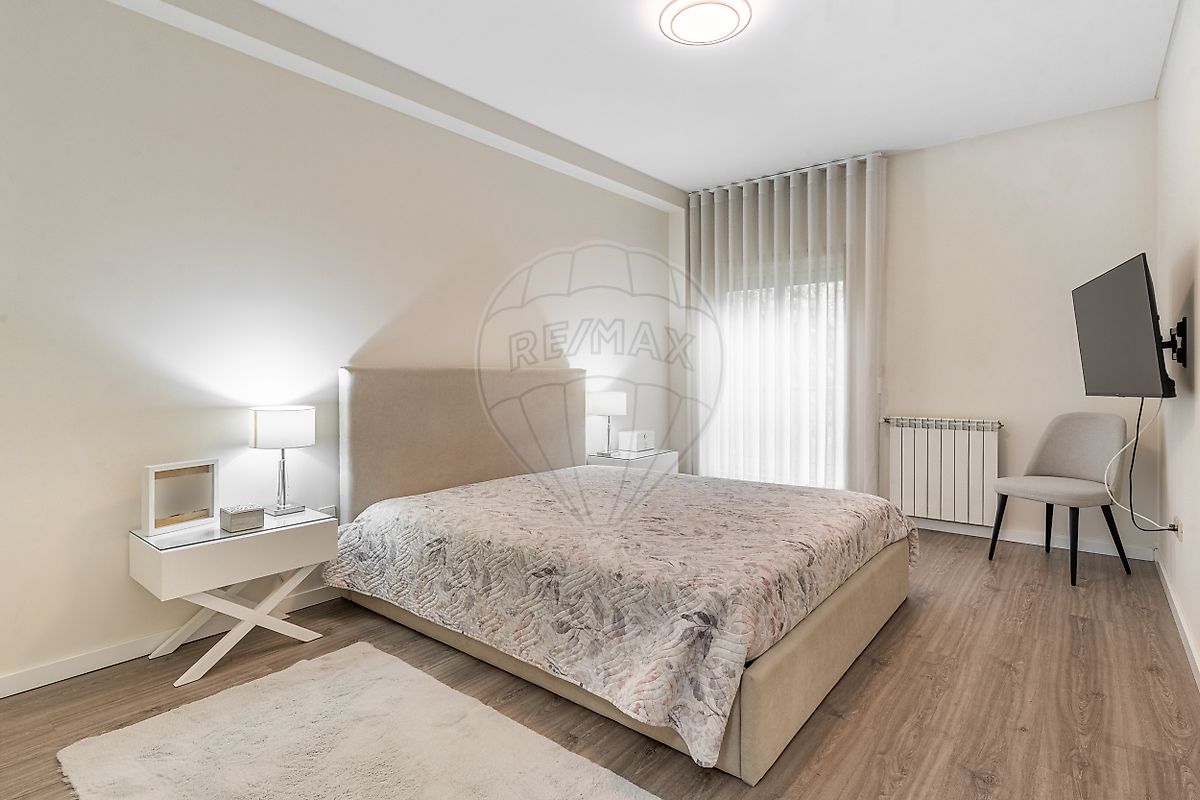 Suíte principal moderna com excelente iluminação em apartamento T3 em Braga