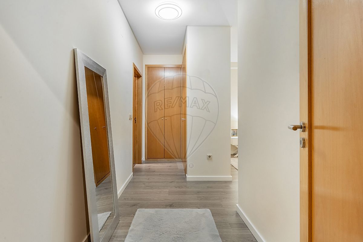 Roupeiros embutidos com grande capacidade de arrumação em apartamento T3