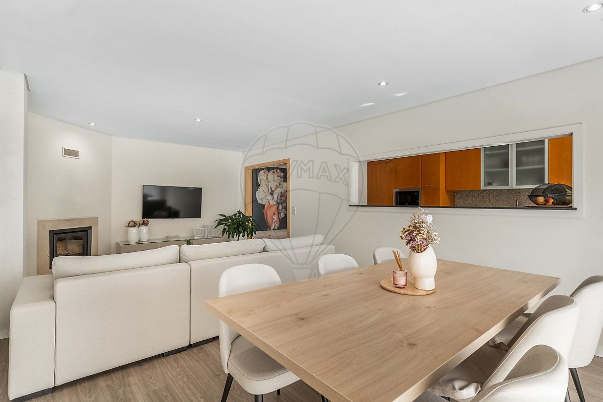 Sala de estar ampla e luminosa com acesso à varanda em Celeirós Braga