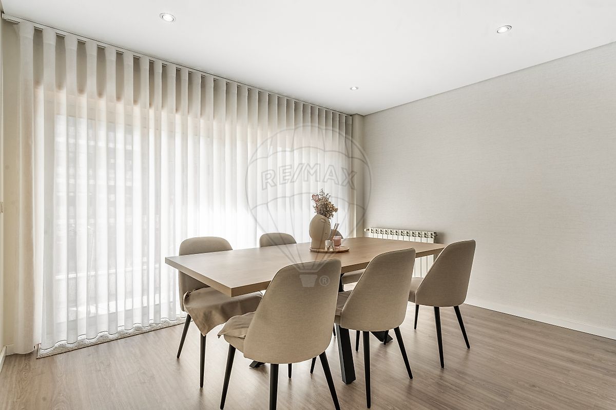 Zona de refeições e sala de jantar ampla em apartamento em Braga