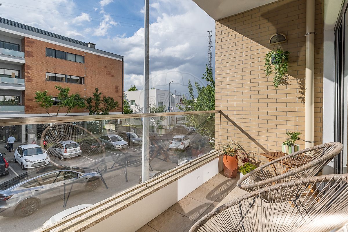 Varanda privativa com vista aberta em apartamento em Celeirós