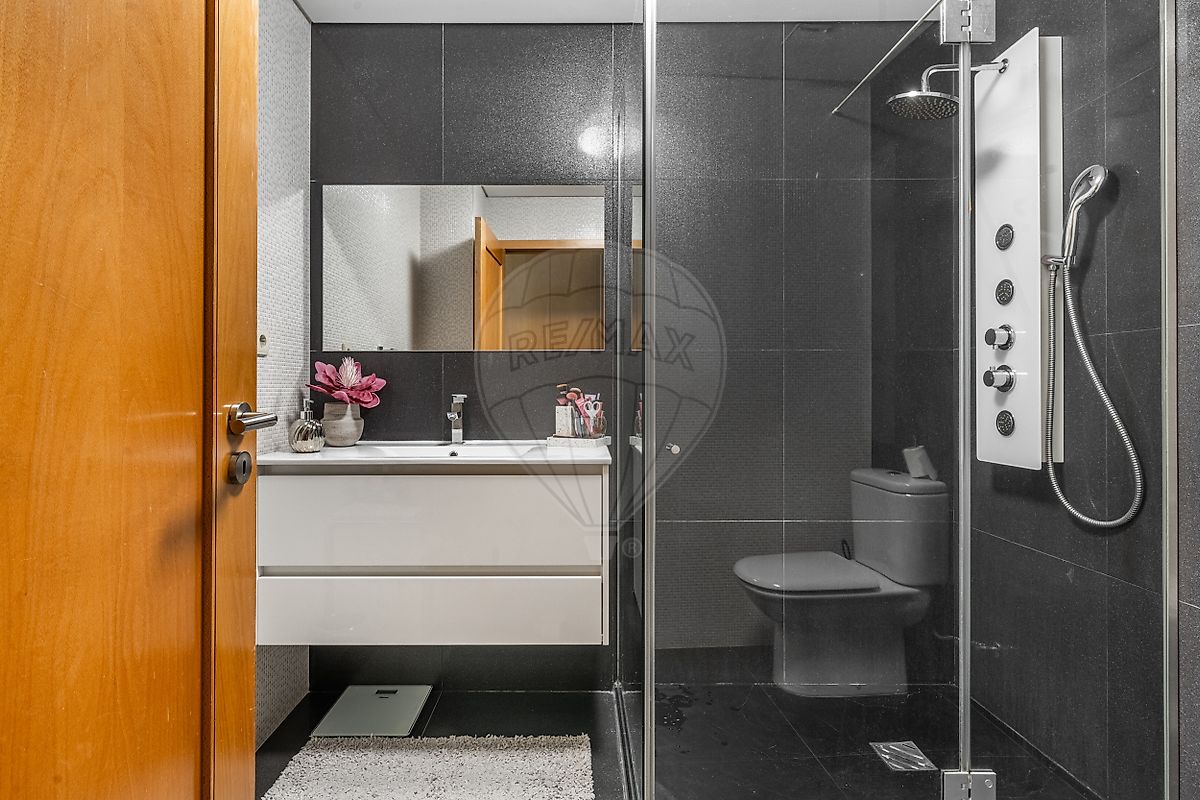 Casa de banho moderna com acabamentos contemporâneos em Braga