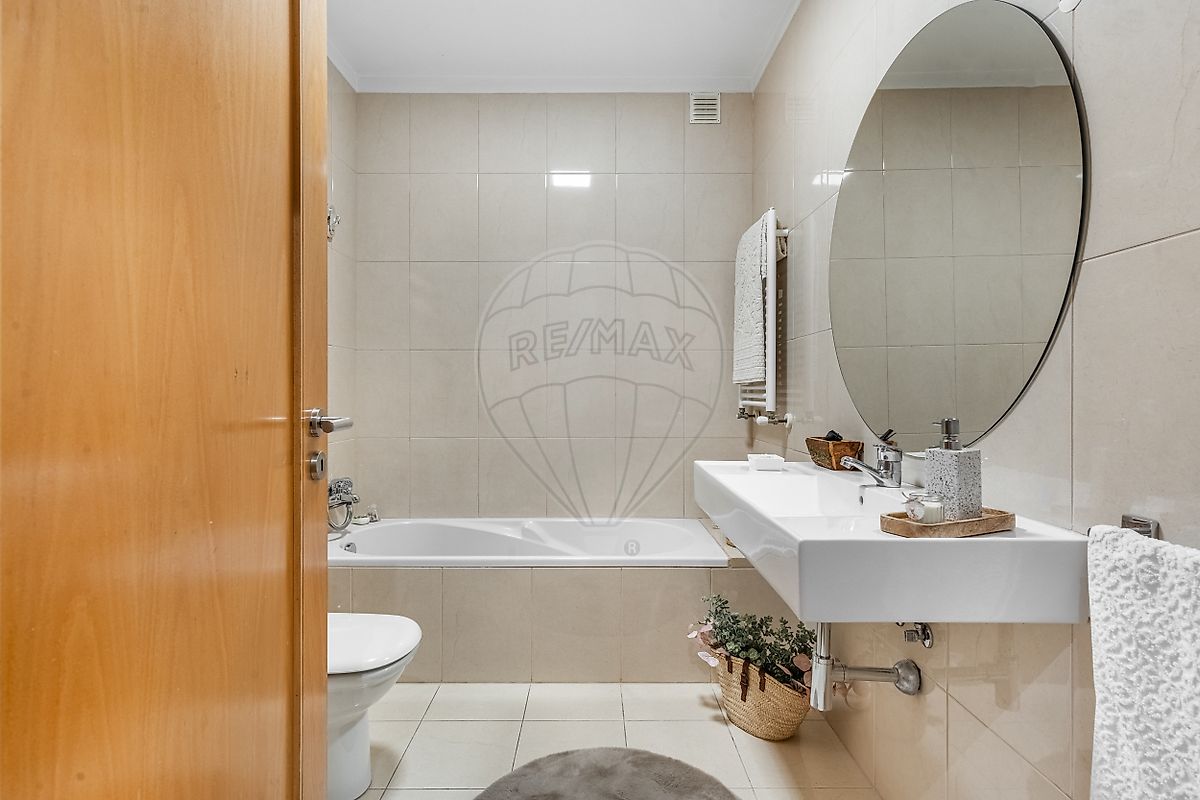 WC completo com banheira e design funcional em apartamento para venda
