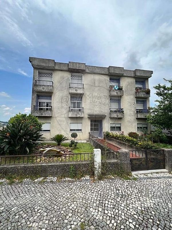 Vista exterior ampliada do edifício de apartamentos em Braga Real
