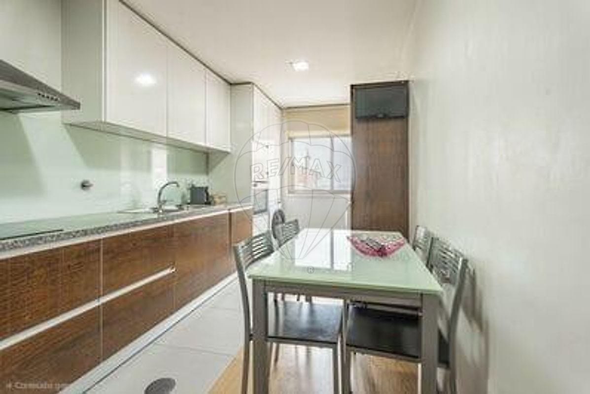 Cozinha moderna equipada com bancada em granito — T3 venda Braga