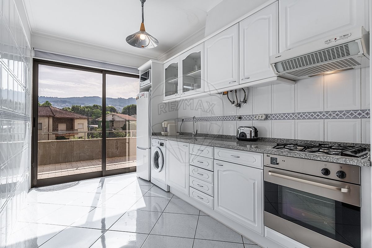 Zona de refeições e arrumação na cozinha do apartamento T2 em Braga