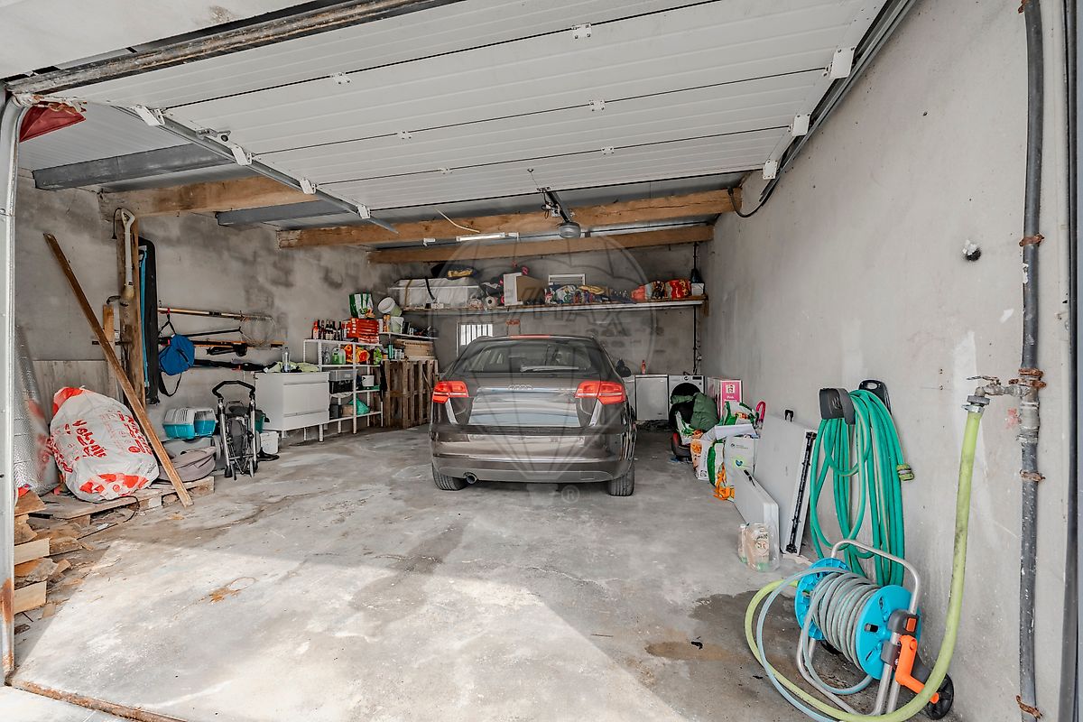 Garagem fechada ampla com espaço para dois carros