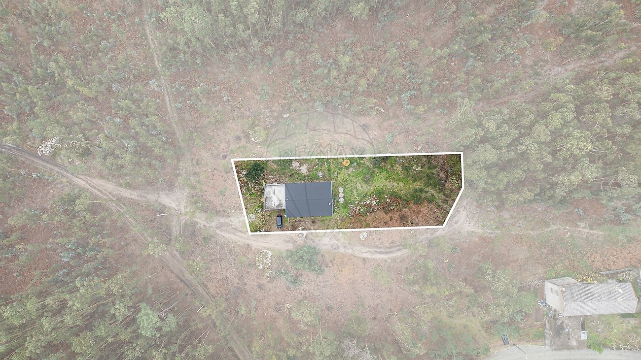Fotografia aérea aproximada realçando os acabamentos modernos da cobertura e lote