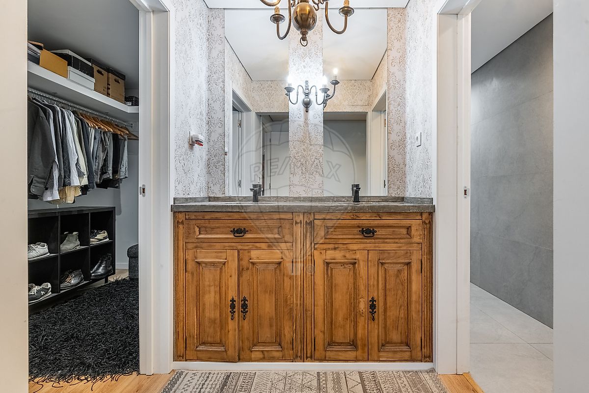 Closet planeado em suite com divisórias modernas para organização vestimentária