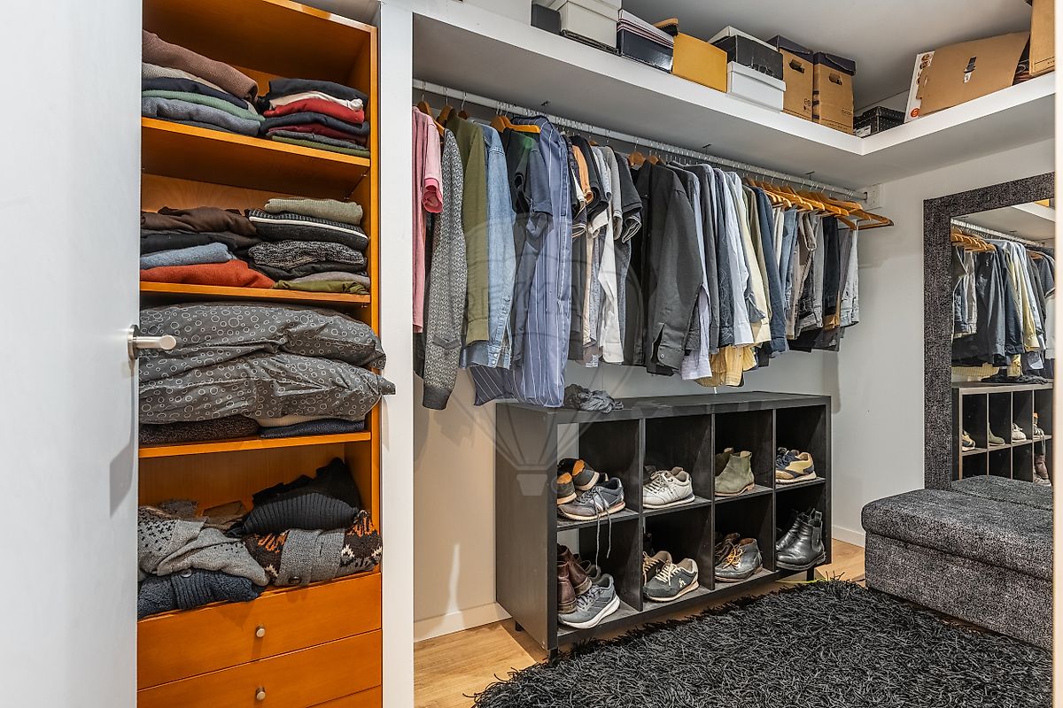 Interior do roupeiro de closet com gaveteiros e acabamentos lacados brancos