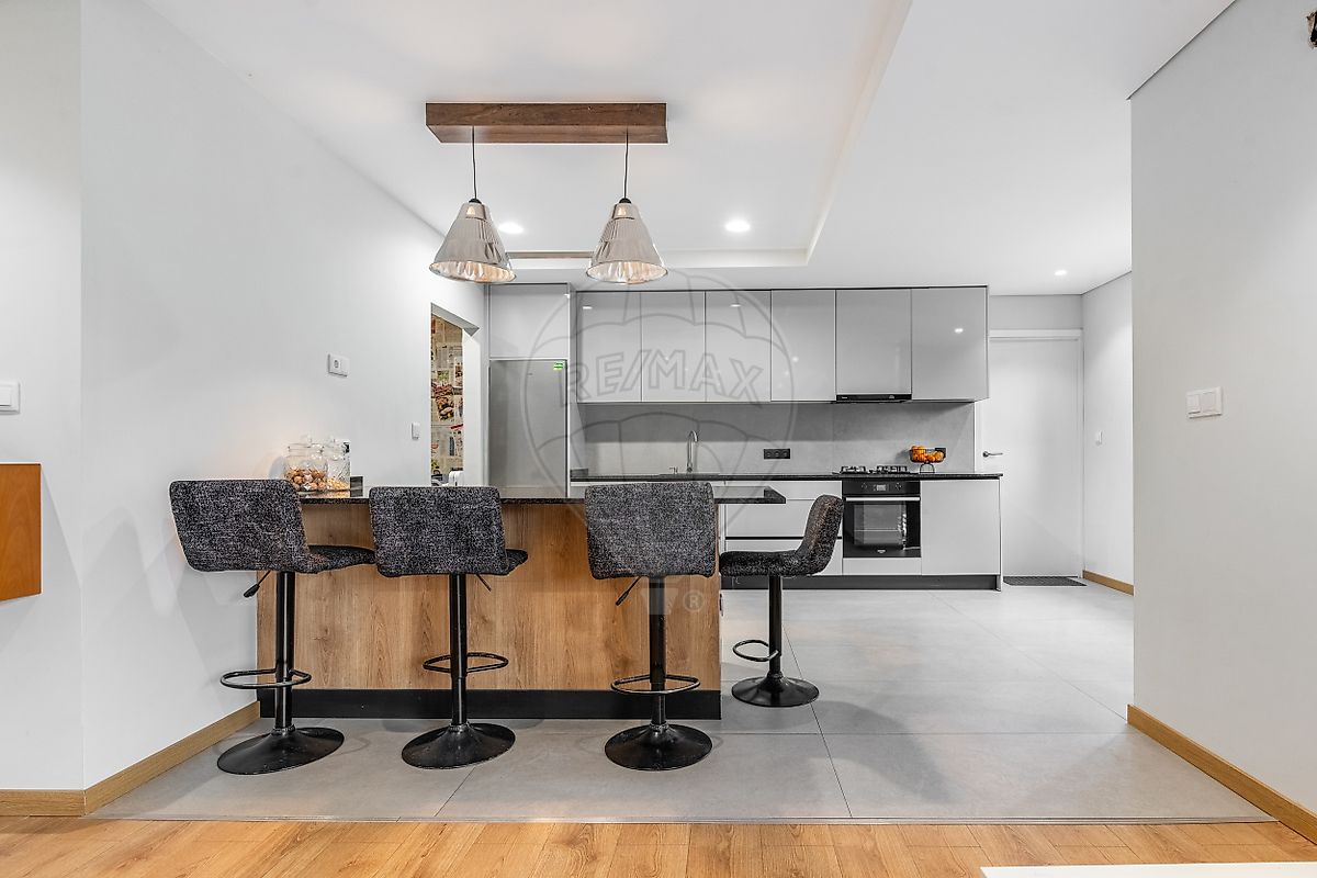Cozinha moderna com ilha central e mobiliário lacado premium
