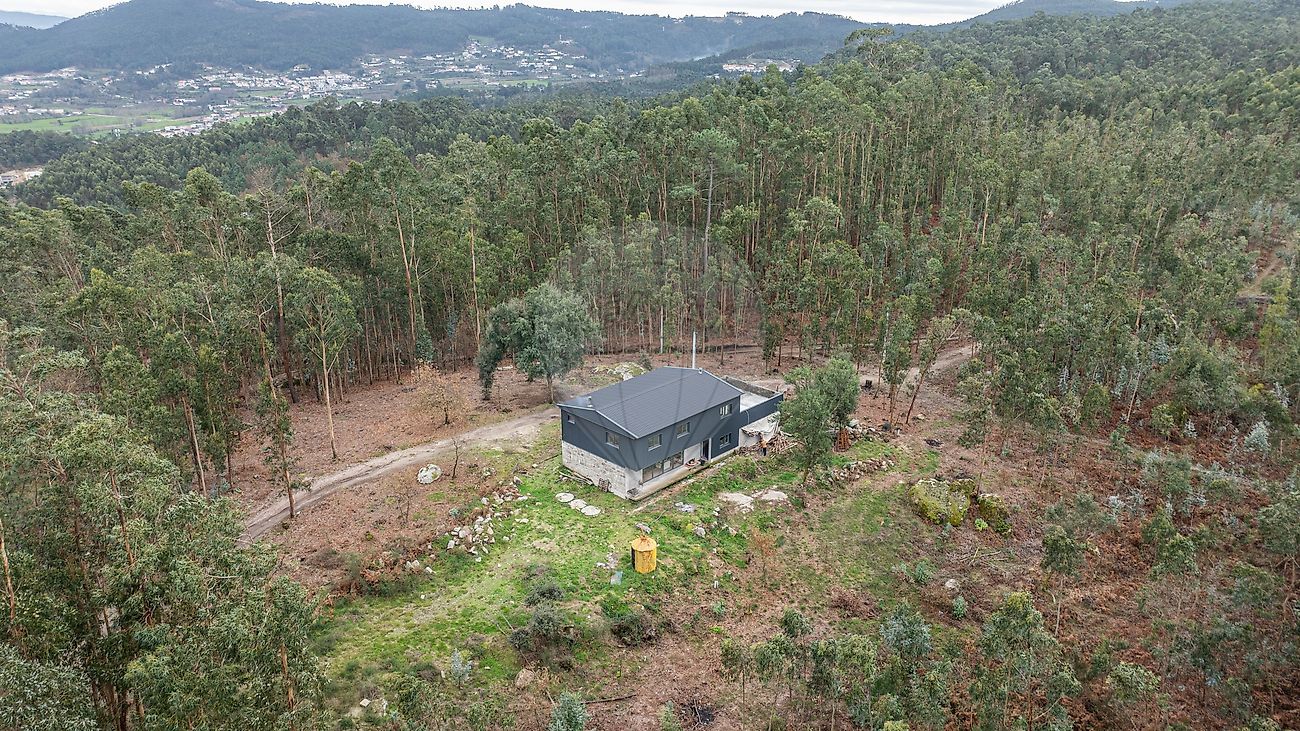Enquadramento de drone da arquitetura contemporânea e eixos viários em Braga
