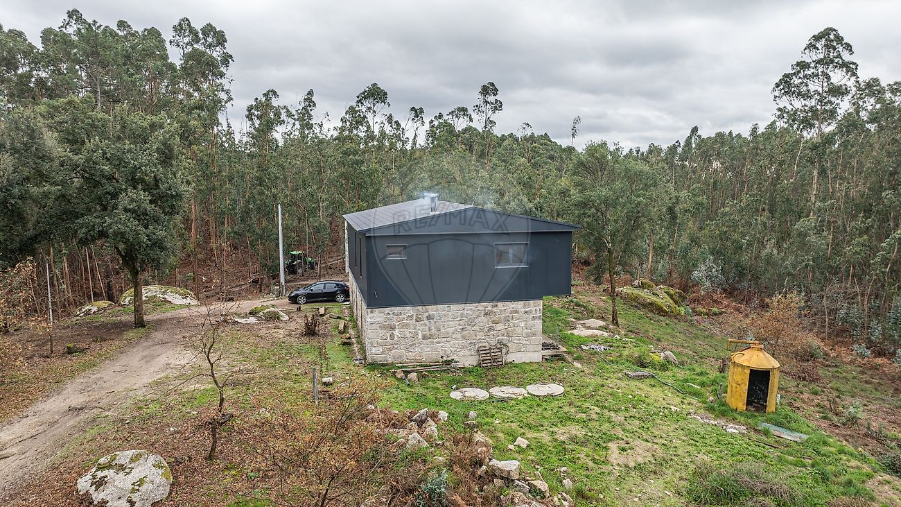Pormenor construtivo da fachada lateral com isolamento térmico moderno