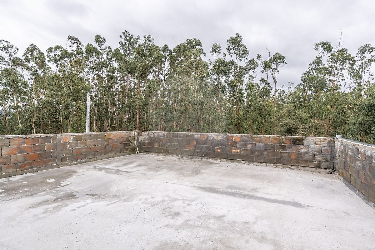 Pátio exterior privativo pavimentado ideal para refeições ao ar livre