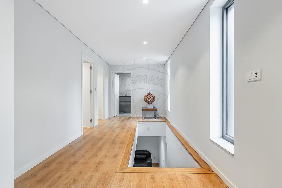 Escadas de design contemporâneo de acesso ao hall de distribuição dos quartos