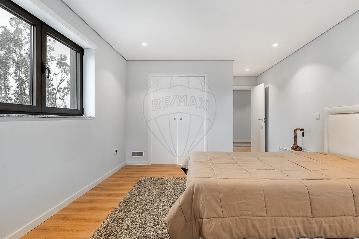 Segundo quarto generoso com caixilharia moderna e corte térmico