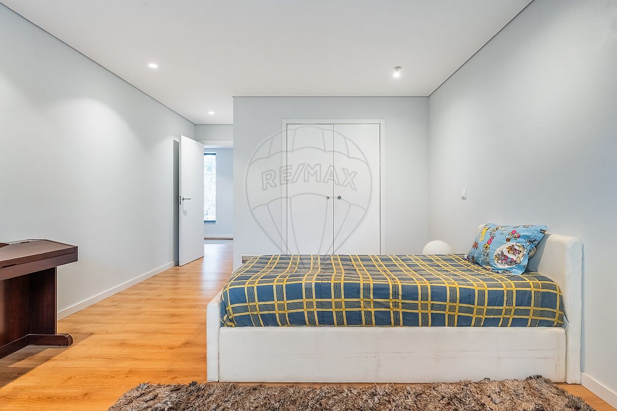 Detalhe de carpintarias interiores e portas lacadas nos quartos da moradia
