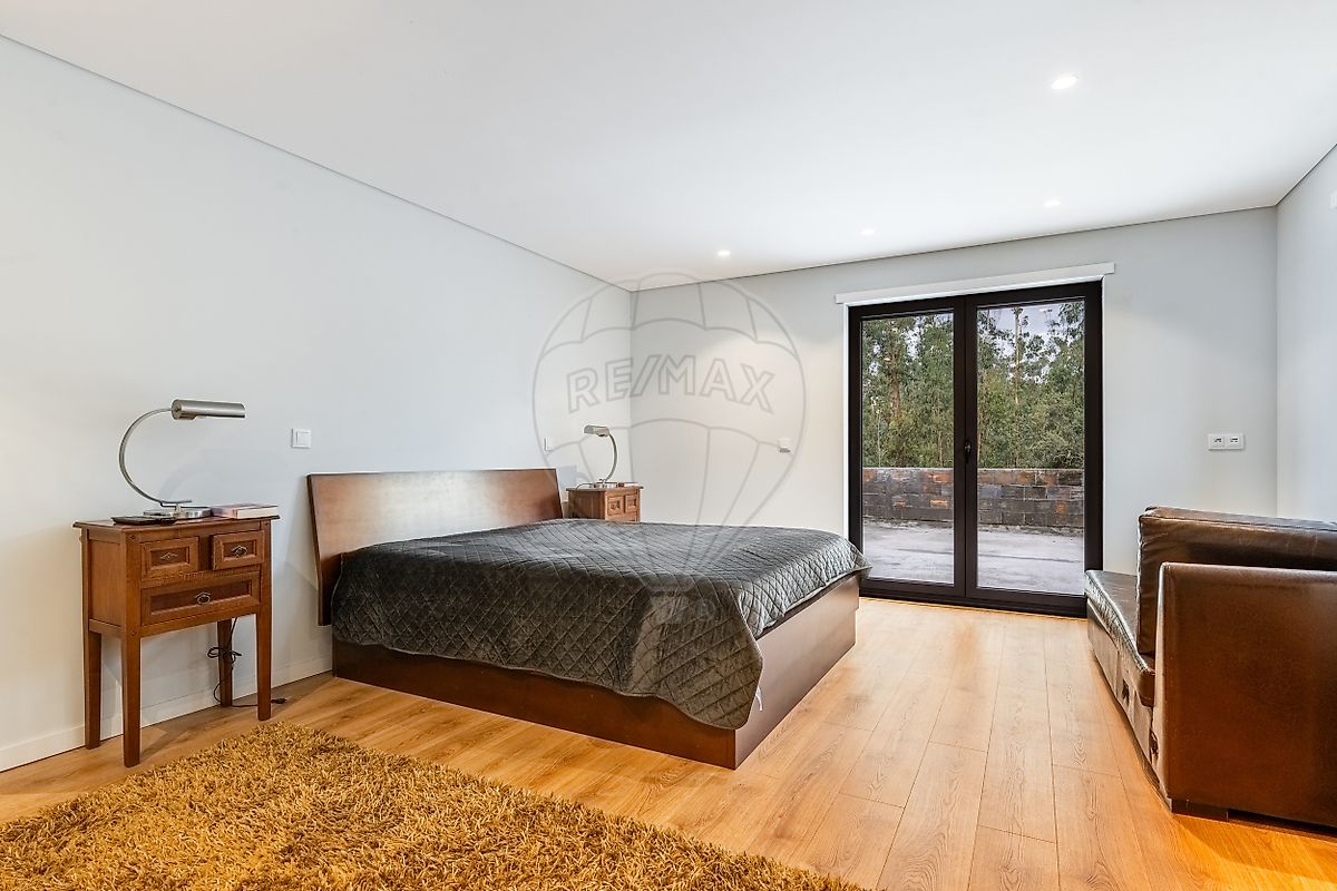 Quarto amplo com armários embutidos de teto à parede e iluminação focada