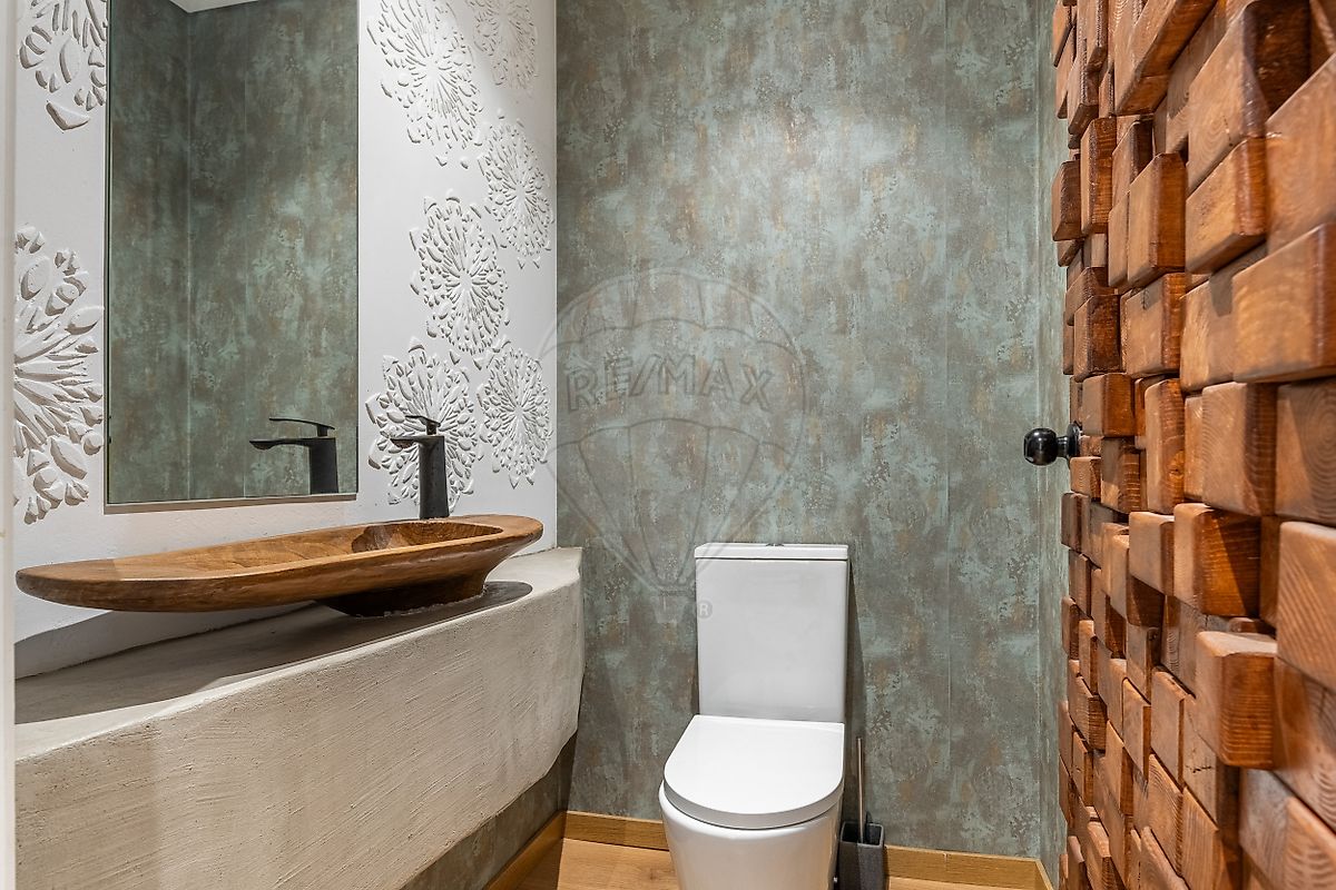Casa de banho completa com loiças sanitárias suspensas e design atual