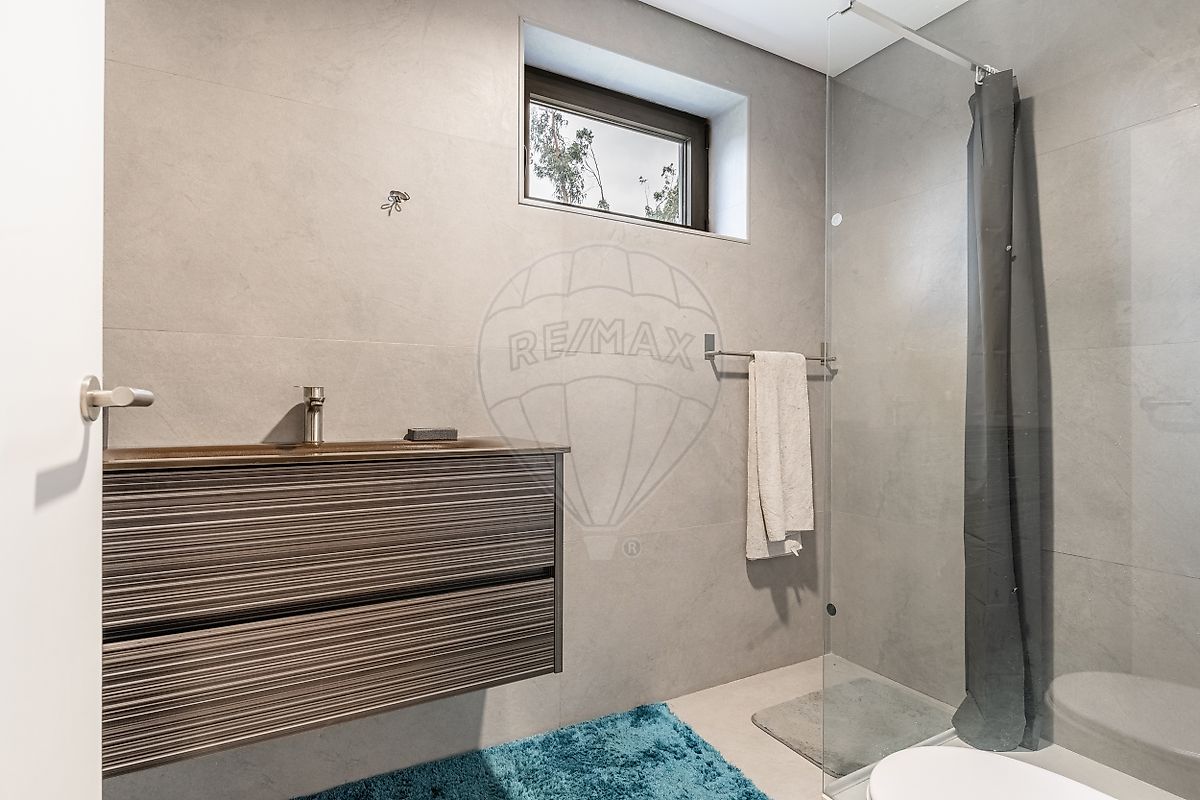 Instalação sanitária da suite com base de duche ampla e revestimento premium