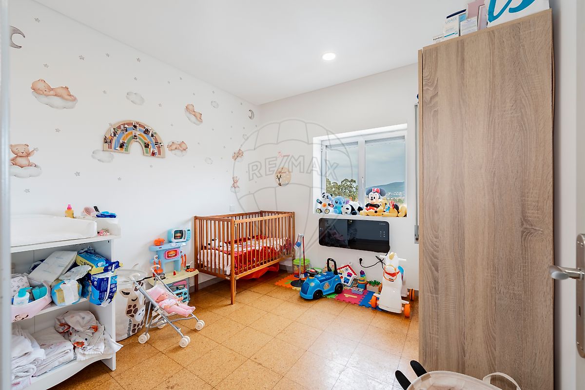 Quarto secundário decorado com excelente luz natural