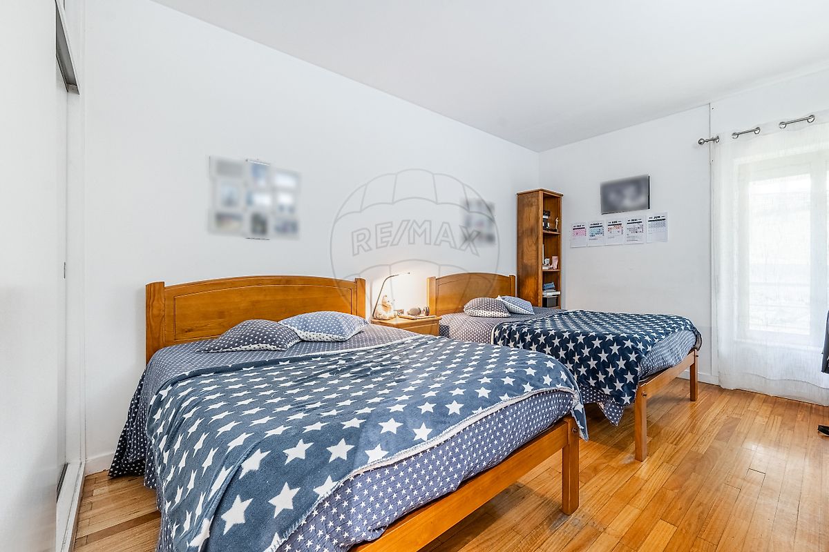 Quarto principal amplo com excelente iluminação e roupeiros embutidos em Guimarães