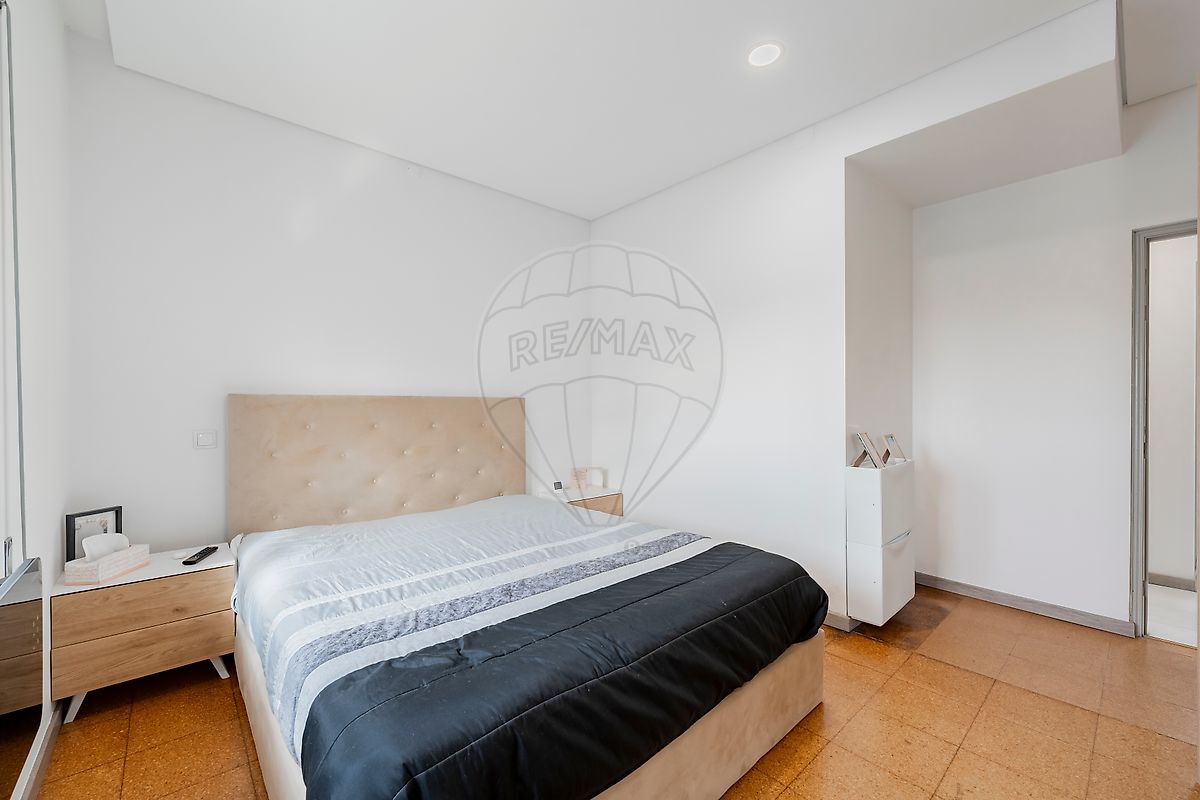 Quarto principal espaçoso com roupeiros embutidos