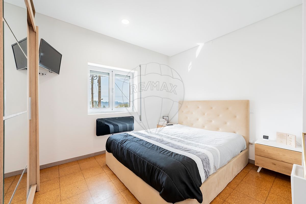 Terceiro quarto com acabamentos em piso flutuante