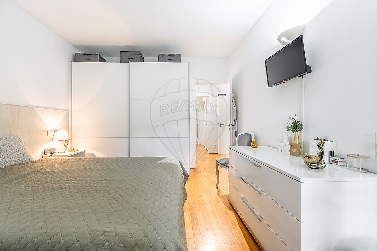 Detalhe dos roupeiros embutidos e arrumação otimizada nos quartos do apartamento T2