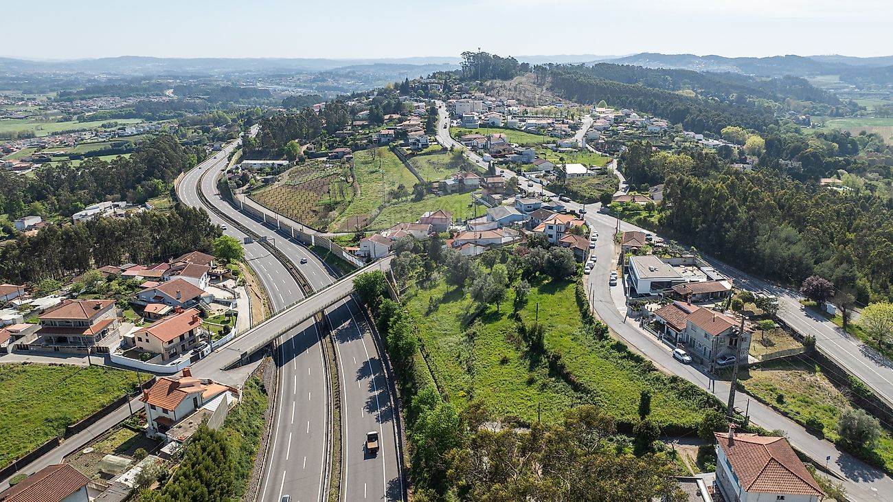 Perspetiva aérea de horizonte aberto com foco no traçado da autoestrada adjacente que garante acessos logísticos e rodoviários rápidos ao terreno