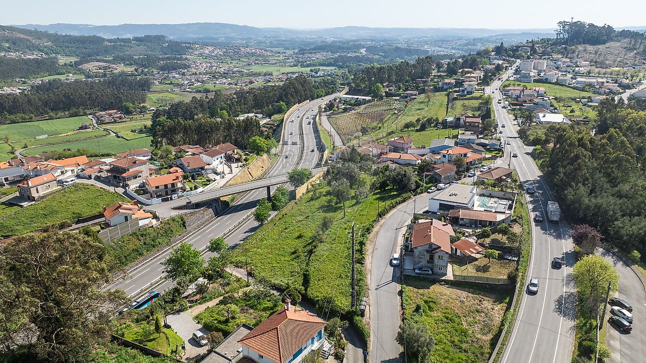 Fotografia aérea de drone em alta resolução com perspetiva focada na área limpa e viabilidade de construção do lote