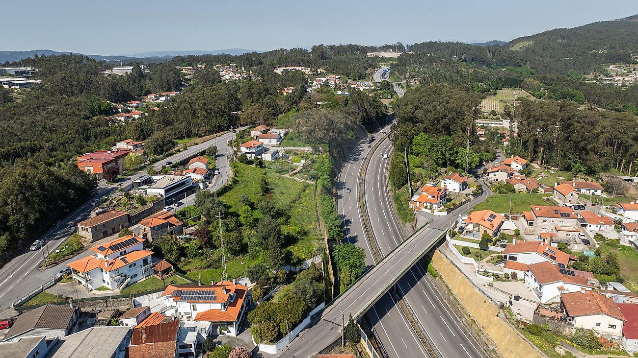 Vista de drone ampla realçando o enquadramento paisagístico do terreno e a proximidade com eixos rodoviários de Famalicão