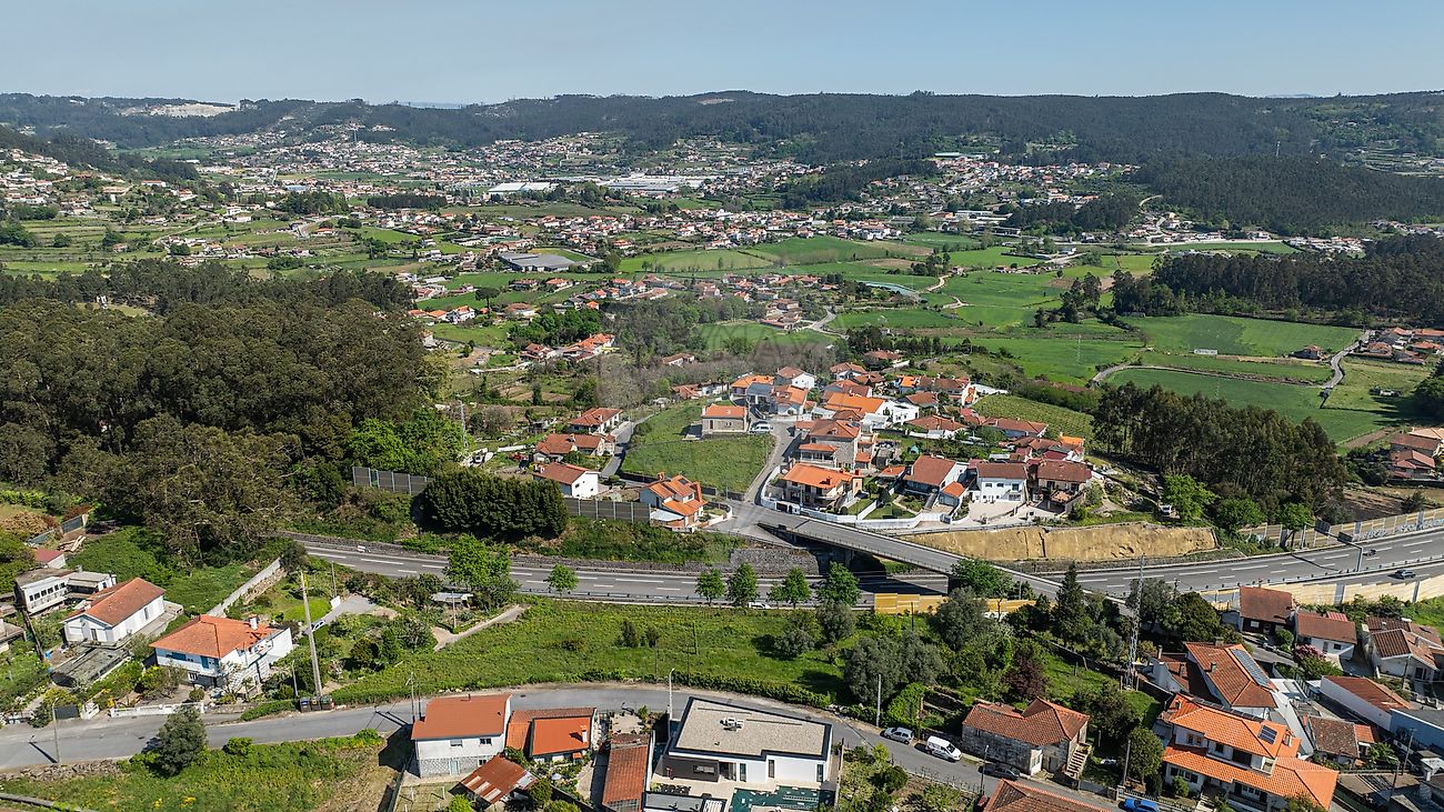 Plano zenital aproximado mostrando a topografia limpa do terreno e a frente de estrada pavimentada