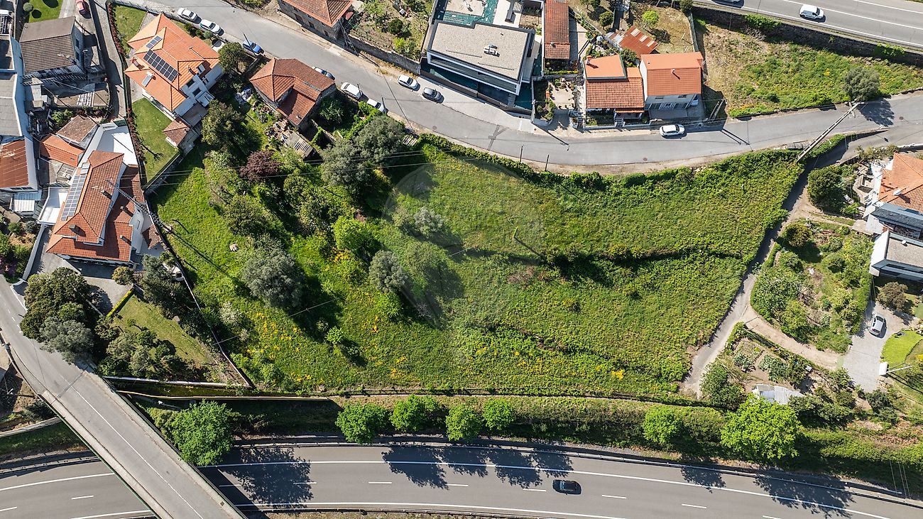 Vista aérea aproximada do terreno realçando a vizinhança residencial e os eixos de circulação urbana envolventes