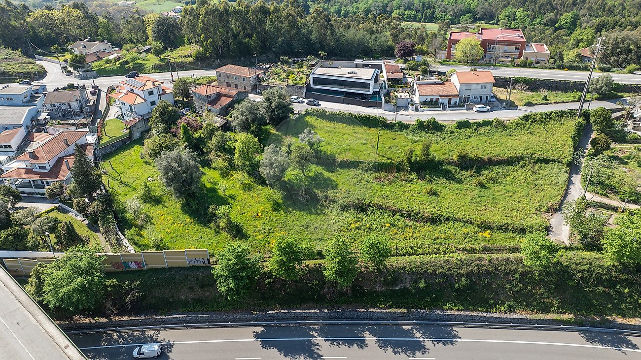 Fotografia aérea captada por drone mostrando a excelente exposição solar e morfologia do solo do terreno para venda