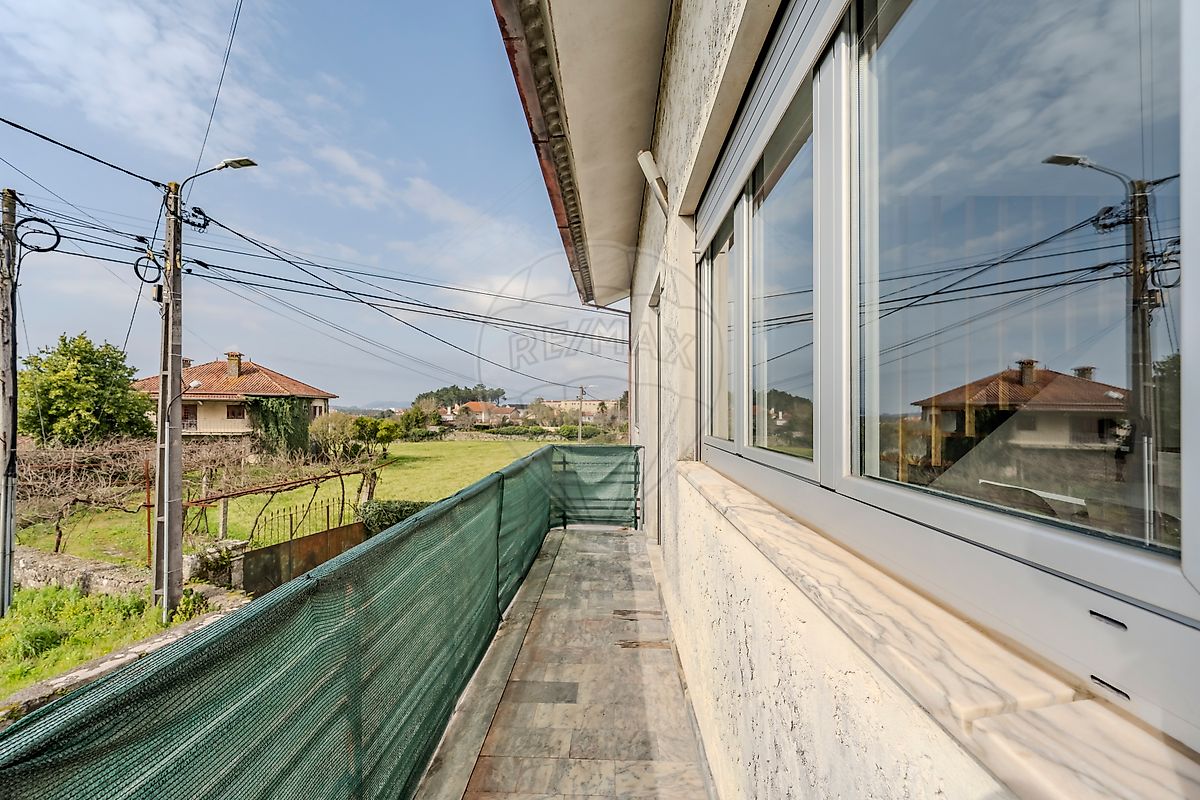 Varanda exterior com vista para o jardim e terreno