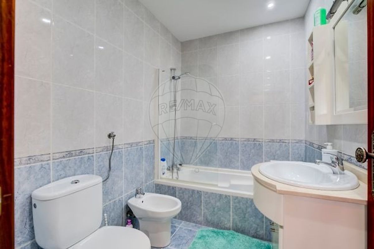 Segunda casa de banho do apartamento T3 com poliban e espelho retroiluminado