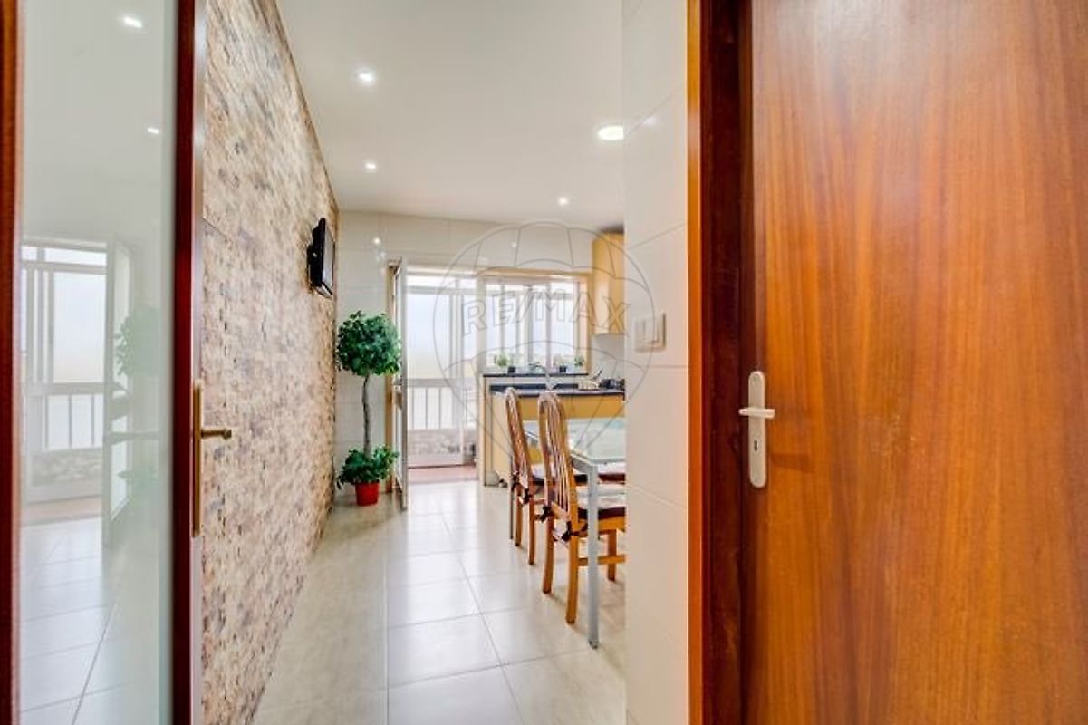 Detalhe da bancada e zona de arrumação funcional da cozinha equipada em Real