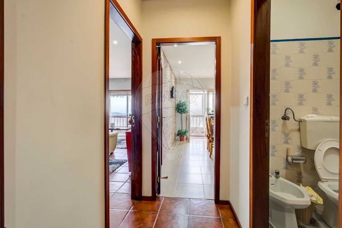 Acesso visual a partir do hall para a sala de estar e zonas de banho