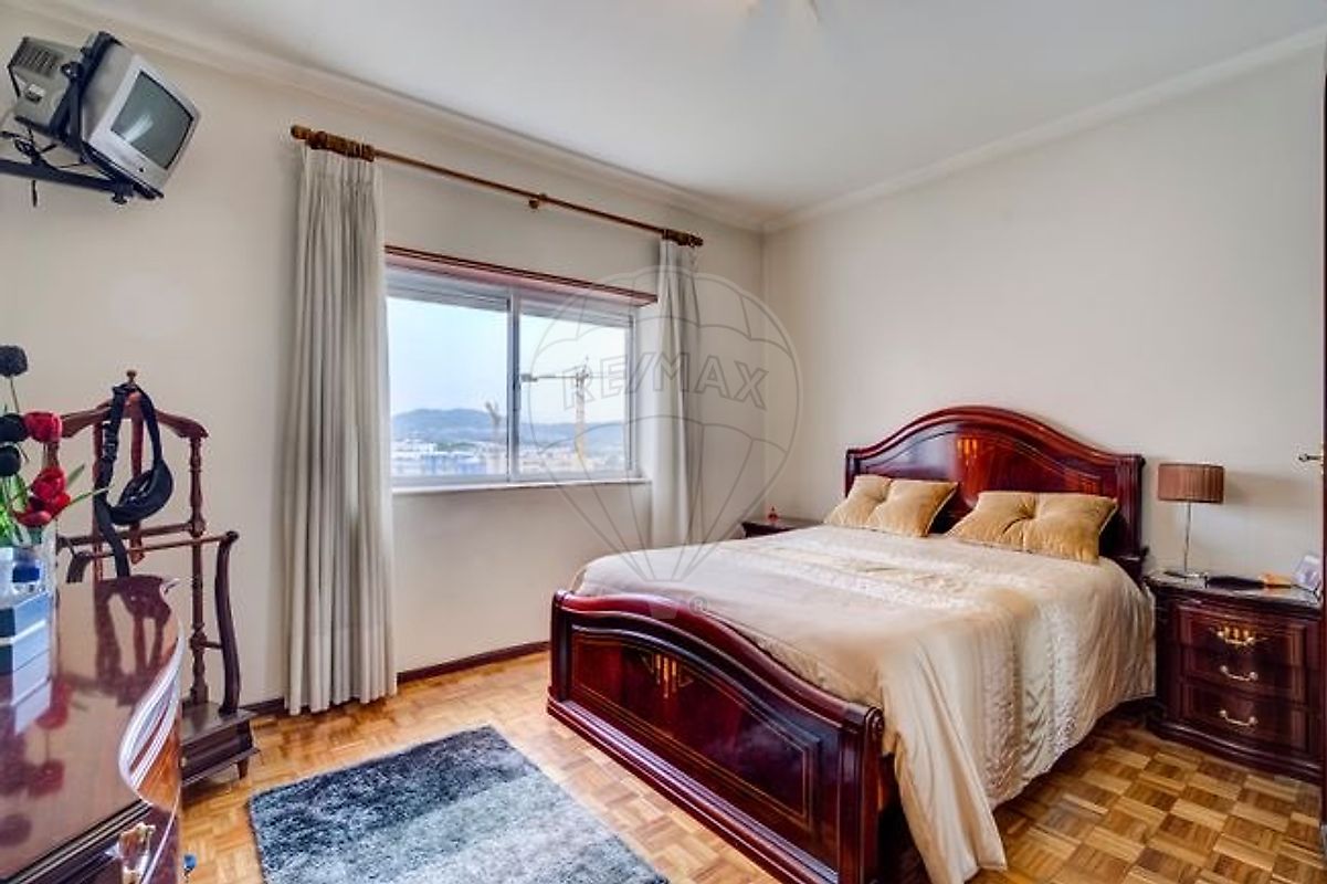 Quarto adicional com excelente iluminação, pavimento flutuante e roupeiro