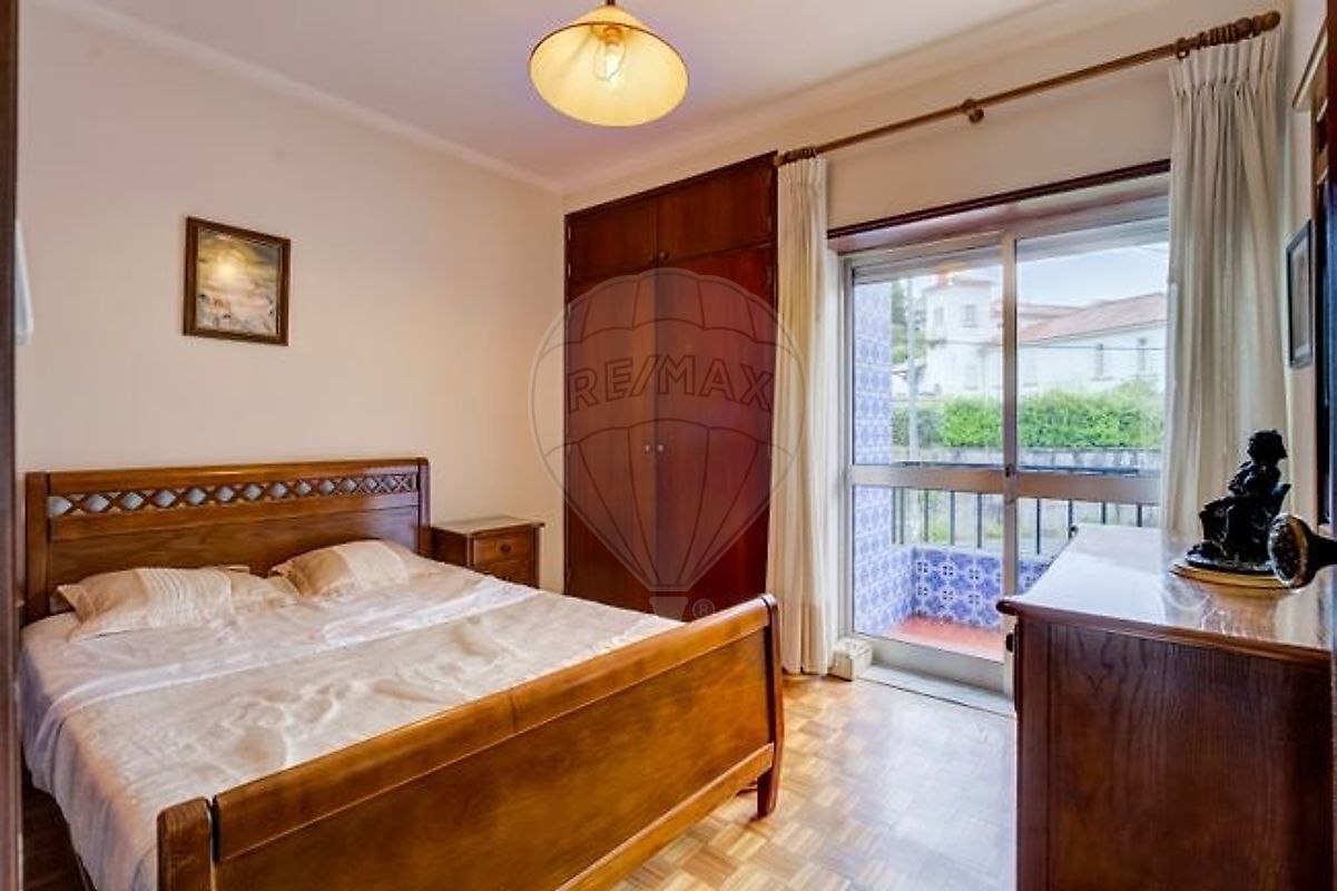 Segundo quarto do apartamento com duas camas individuais e iluminação natural suave
