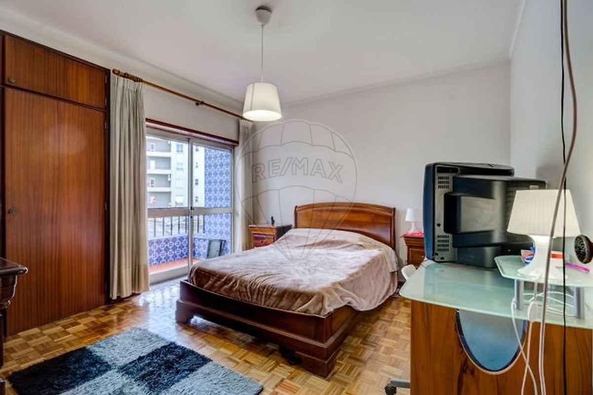 Terceiro quarto configurado como escritório/quarto de hóspedes funcional